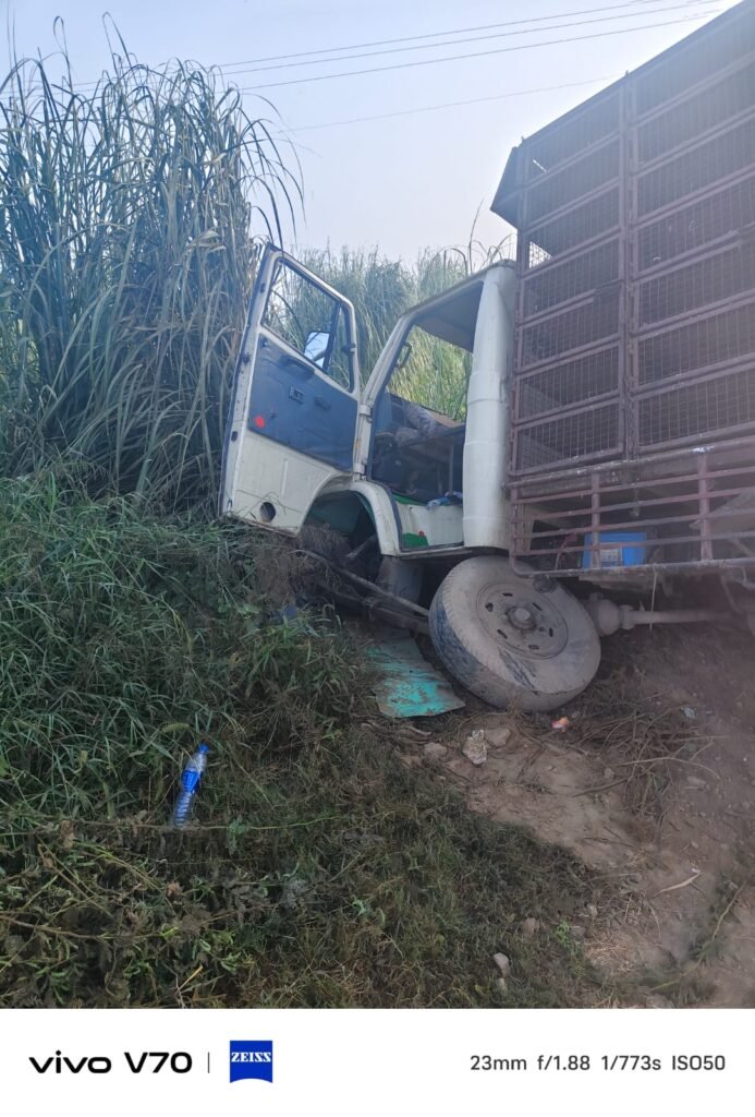 बास के पास ड्रेन में गिरी टाटा 407, ड्राइवर गुरमीत की मौत, एक घायल बास के पास ड्रेन में गिरी टाटा 407, ड्राइवर गुरमीत की मौत, एक घायल