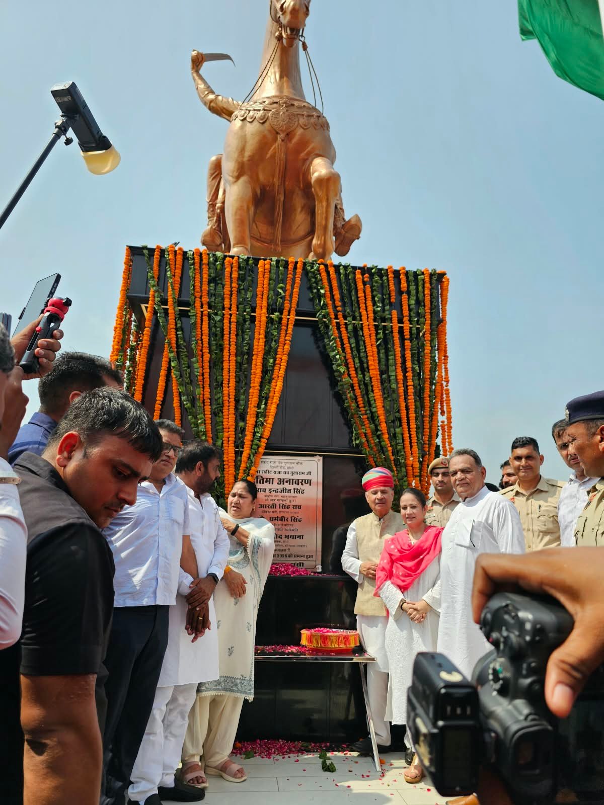 हांसी में राव तुलाराम की प्रतिमा का अनावरण: केंद्रीय मंत्री राव इंद्रजीत सिंह और स्वास्थ्य मंत्री आरती राव ने किया लोकार्पण