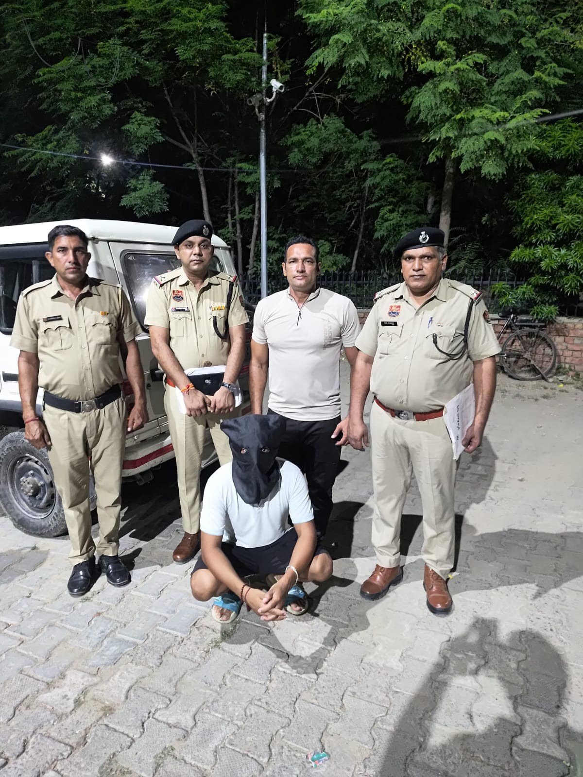 Hisar News: हिसार में मिर्चपुर गांव का युवक कार सहित गिरफ्तार, कार से अवैध शराब बरामद