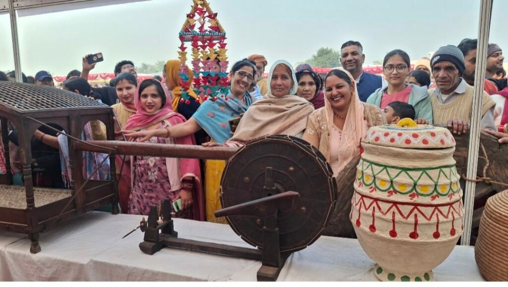 राखीगढ़ी महोत्सव: प्राचीन धरोहरों का अनूठा संसार, रंगा 'धरोहर स्टॉल' बना पर्यटकों के आकर्षण का केंद्र 2 विरासत से जुड़ने का अवसर दे रहा राखीगढ़ी महोत्सव