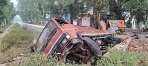 नारनौंद में ट्रक अनियंत्रित होकर नहर में गिरा https://www.haryana-news.in/haryana-hansi-narnaund/hansi-chandigarh-road-accident-rajthal-narnaund-news/
