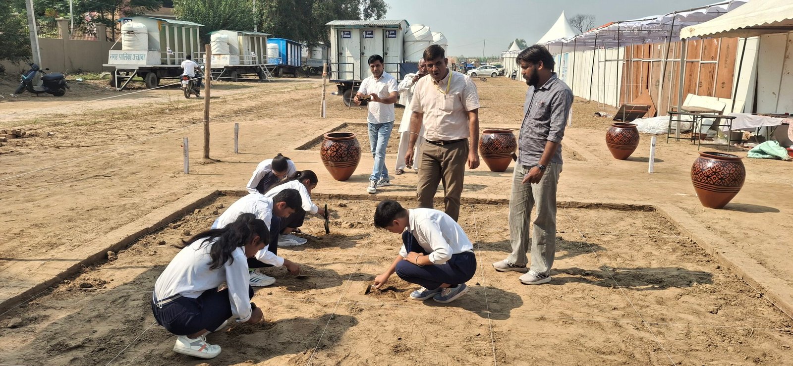 राखीगढ़ी महोत्सव: प्राचीन धरोहरों का अनूठा संसार, रंगा 'धरोहर स्टॉल' बना पर्यटकों के आकर्षण का केंद्र