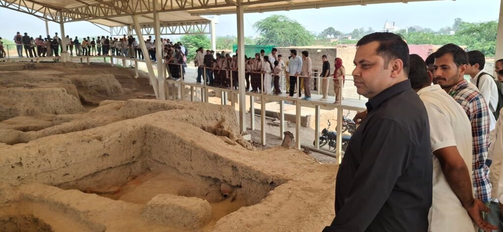राखीगढ़ी महोत्सव: प्राचीन धरोहरों का अनूठा संसार, रंगा 'धरोहर स्टॉल' बना पर्यटकों के आकर्षण का केंद्र 1 राखीगढ़ी महोत्सव: प्राचीन धरोहरों का अनूठा संसार, रंगा 'धरोहर स्टॉल' बना पर्यटकों के आकर्षण का केंद्र