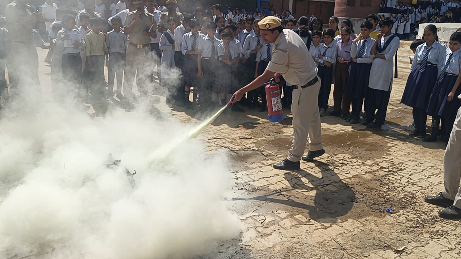 Hisar News Today: जवाहर नवोदय विद्यालय पाबड़ा में बजी खतरे की घंटी, फायर ब्रिगेड और स्वास्थ्य विभाग सहित प्रशासनिक अमला पहुंचा