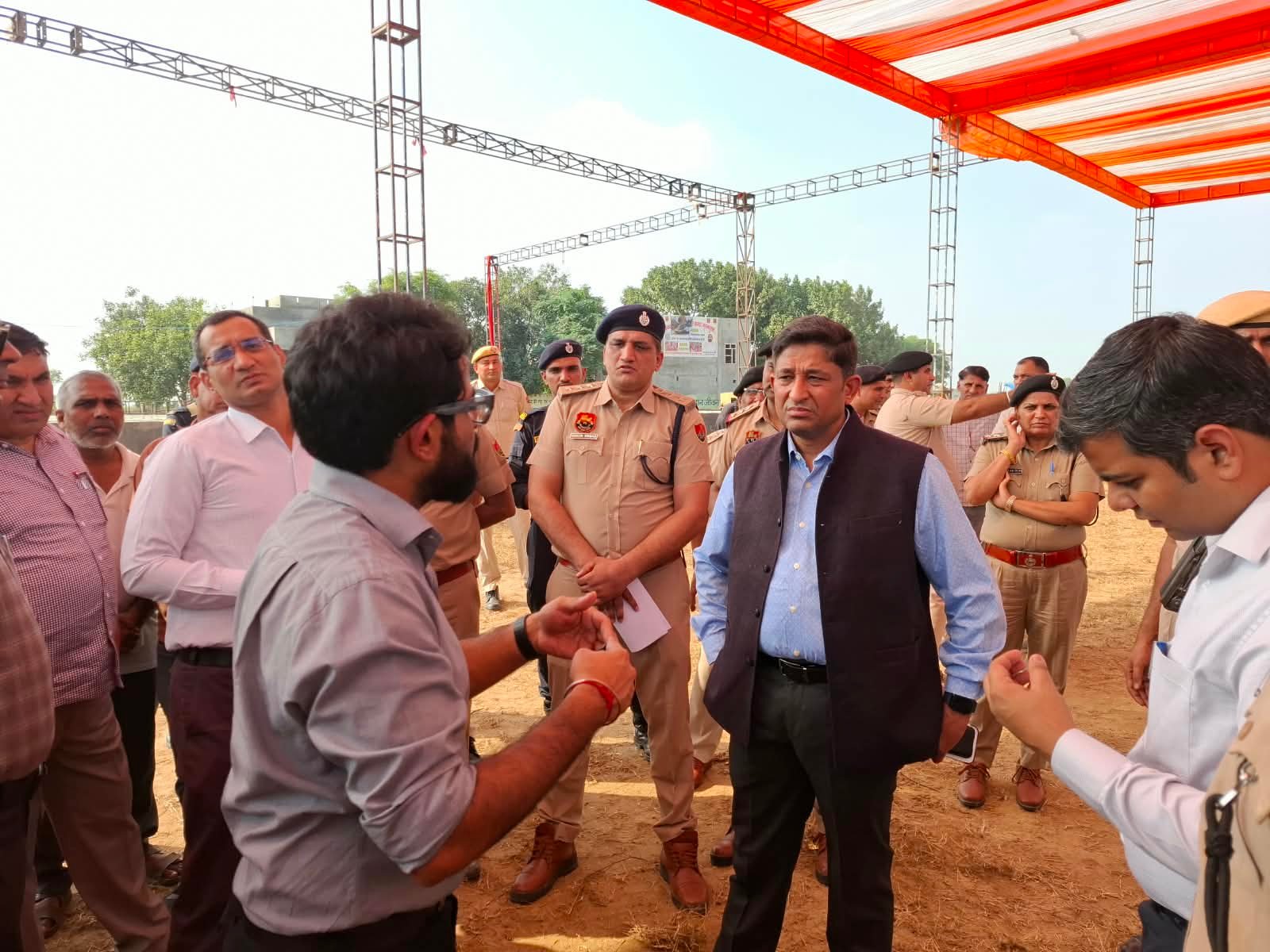 पुलिस अधीक्षक विनोद कुमार तथा अतिरिक्त उपायुक्त लक्षित सरीन ने राखीगढ़ी महोत्सव स्थल का किया दौरा