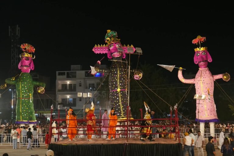 हिसार में धूमधाम से संपन्न हुआ दशहरा पर्व, रावण, मेघनाथ और कुंभकर्ण के विशाल पुतलों का दहन