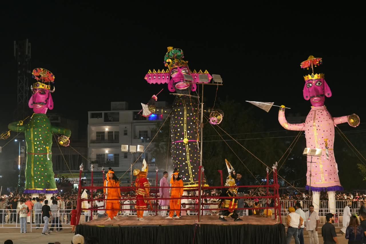 हिसार में धूमधाम से संपन्न हुआ दशहरा पर्व, रावण, मेघनाथ और कुंभकर्ण के विशाल पुतलों का दहन