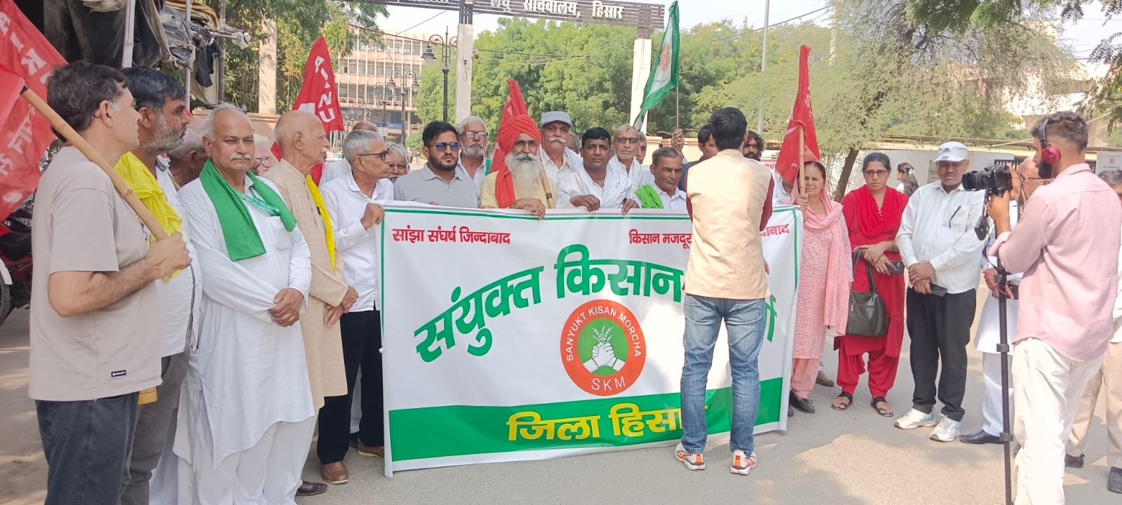 Hisar Barwala News: बरवाला के मतलोडा में पूर्व सरपंच के घर पर तालाबंदी करने पहुंची बैंक टीम, किसानों ने खदेड़ा