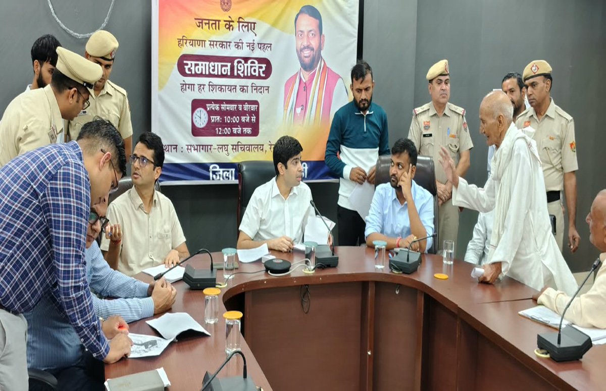 Rewari News: रेवाड़ी में टूटी सड़क, गंदा सीवरेज और रास्ते में बिजली का खंभा बना परेशानी, डीसी ने दिए समाधान के निर्देश