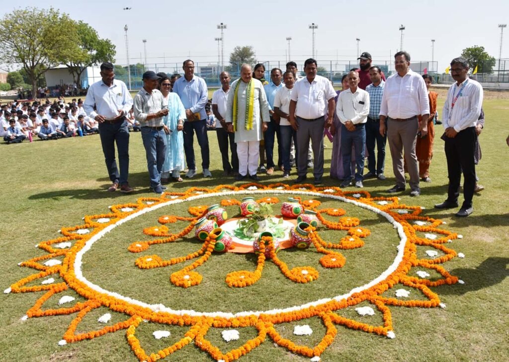 RPS School Hansaka में बच्चों ने बनाई 27 हजार वर्ग फुट में भारत के नक्शे की मानव श्रृंखला, 3 हजार वर्ग फुट में सजाई आकर्षक रंगोली RPS School Hansaka में बच्चों ने बनाई 27 हजार वर्ग फुट में भारत के नक्शे की मानव श्रृंखला, 3 हजार वर्ग फुट में सजाई आकर्षक रंगोली