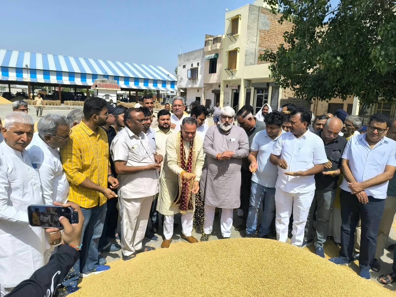 हांसी अनाज मंडी में धान खरीद की तैयारी, विधायक विनोद भयाना ने लिया जायजा