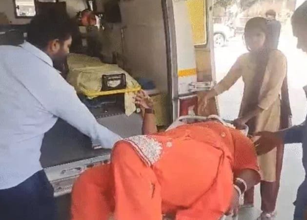 हांसी में नेहरू कॉलेज के पास बस और डंपर की आमने-सामने टक्कर में करीब 15 लोग घायल हो गए। पांच घायलों की हालत गंभीर बताई जा रही है।