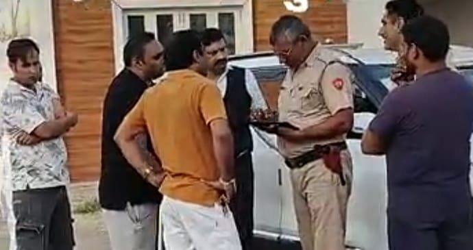 हिसार के दिल्ली रोड पर सातरोड़ के पास यूनिक ऑटो कार वर्कशॉप में कार की चपेट में आने से एक कर्मचारी की मौत हो गई, जबकि दूसरा गंभीर घायल है।