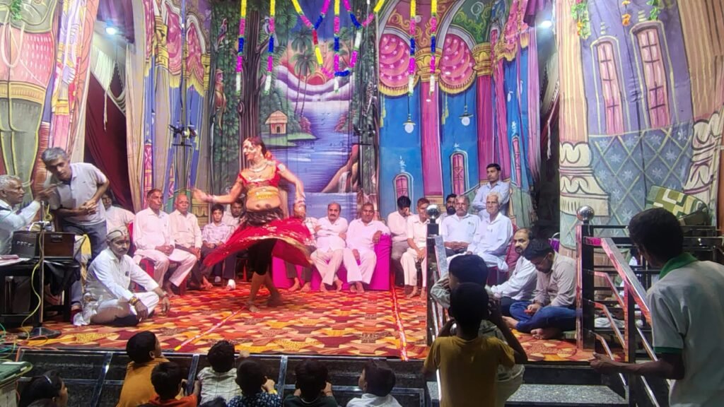 नारनौंद के लोहारी राघो गांव में ऐतिहासिक रामलीला के दौरान श्रवण लीला का भावुक मंचन हुआ। श्रवण कुमार के त्याग और माता-पिता की सेवा के संदेश ने श्रद्धालुओं की आंखें नम कर दीं।