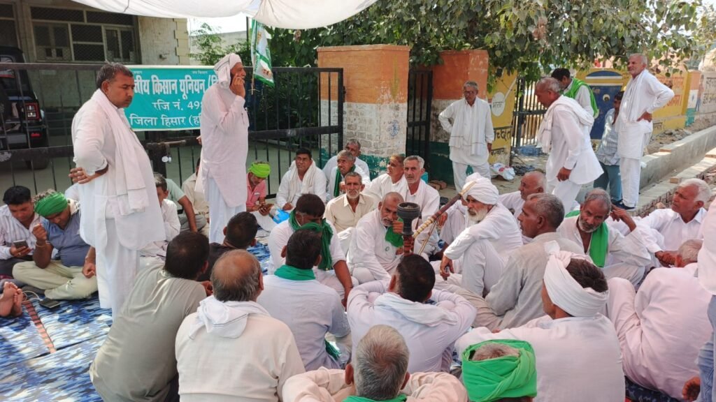 Hisar Kisan Andolan: बरवाला में किसानों की तालाबंदी, MSP से कम भाव पर फसल खरीद का विरोध 2 बरवाला मार्केट कमेटी कार्यालय पर किसानों ने 3 घंटे तालाबंदी कर MSP से कम भाव पर फसल खरीद, धान-बाजरा खरीद की शर्तों और अवैध कटौती का विरोध किया।