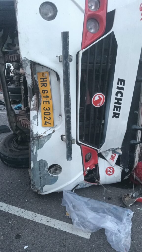 Bhiwani Private Bus Accident: भिवानी में अचानक पलटी सवारियों से भरी बस, ब्रेकर पर हुआ ऐसा क्या कि मच गई चीख-पुकार? 2 Bhiwani Private Bus Accident: भिवानी में अचानक पलटी सवारियों से भरी बस