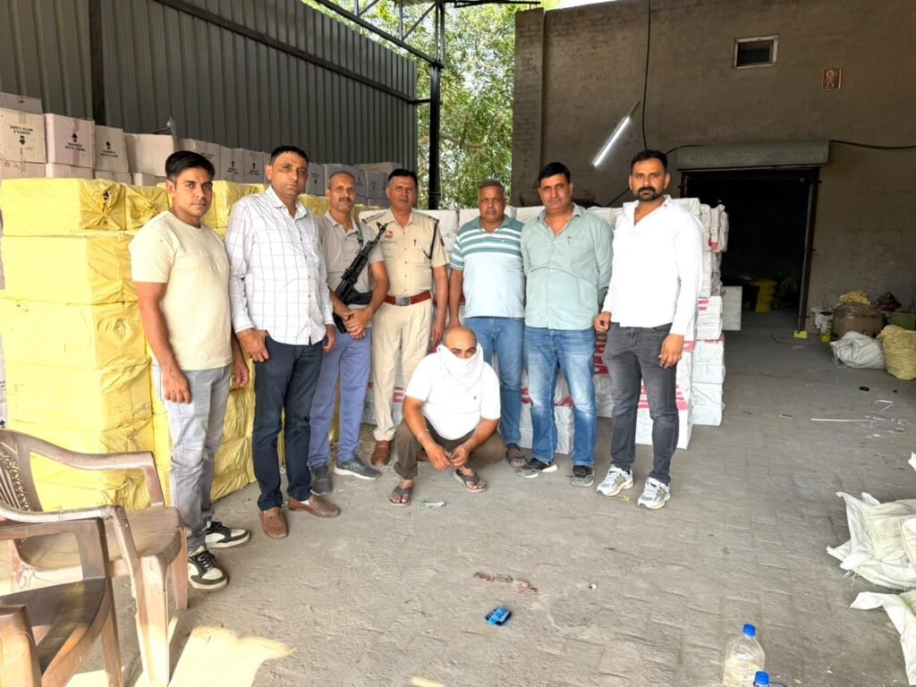 Hisar News Today: हिसार में अवैध पटाखा फैक्ट्री का भंडाफोड़, 633 पेटियां बरामद