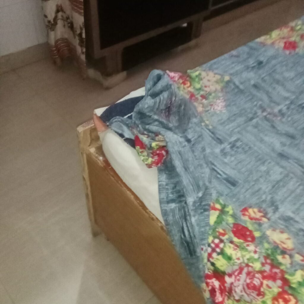 अलमारी का ताला तोड़कर चुराए गहने व नकदी
