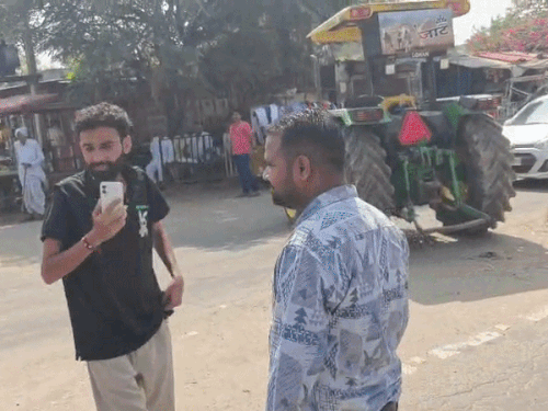धान की सरकारी खरीद शुरू न होने पर किसानों का फूटा गुस्सा, ट्रैक्टर-ट्रॉलियां खड़ी कर हाईवे किया जाम (Farmers Protest in Jind)