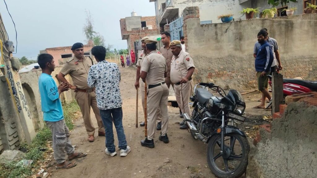Hansi News: राजथल में नशे के खिलाफ ग्रामीणों का पहरा, पुलिस की दबिश से मचा हड़कंप! कई गांवों में चला सर्च अभियान, जानें पूरा मामला 1 Hansi Police Search Operation Against Drug Smuggling