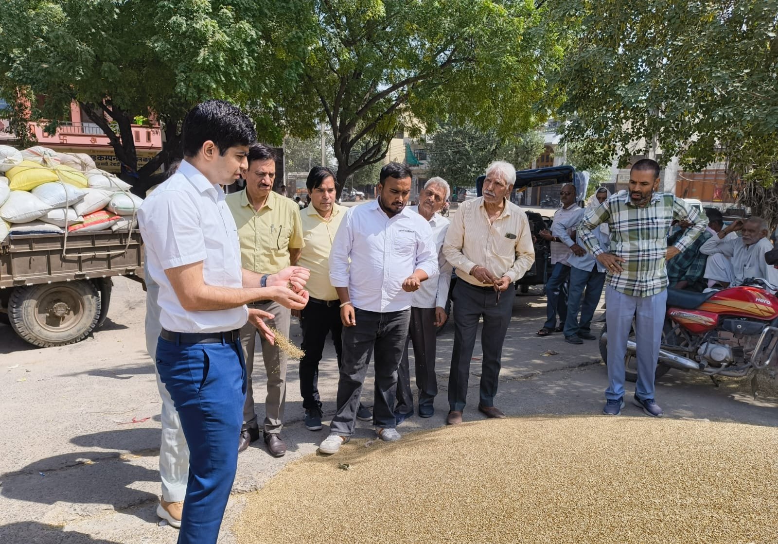 Rewari DC ने अनाज मंडी में बाजरा खरीद का लिया जायजा, किसानों को समय पर भुगतान के निर्देश