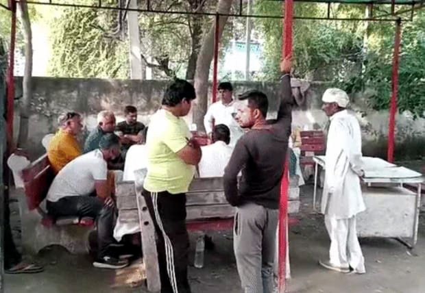 गोहाना-सोनीपत मार्ग पर बड़वासनी गांव के पास अज्ञात वाहन की टक्कर से ब्रेज़ा कार सवार दो युवकों और दिल्ली की एक युवती की मौत